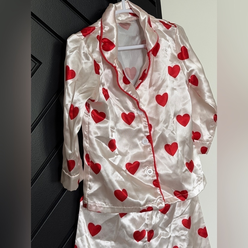 Girls satin PJs in heart print. Size 2T. Great condition! - Picture 2 of 3
